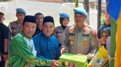 Sambut HUT Kemerdekaan Bidpropam Polda Kepri Bagikan Bendera dan Sembako ke Warga Kampung Tua
