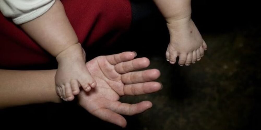 Bukannya Sabar Layaknya Babysitter, Cewek Batam Ini Malah Main Cekik Pas Balita Gak Mau Makan