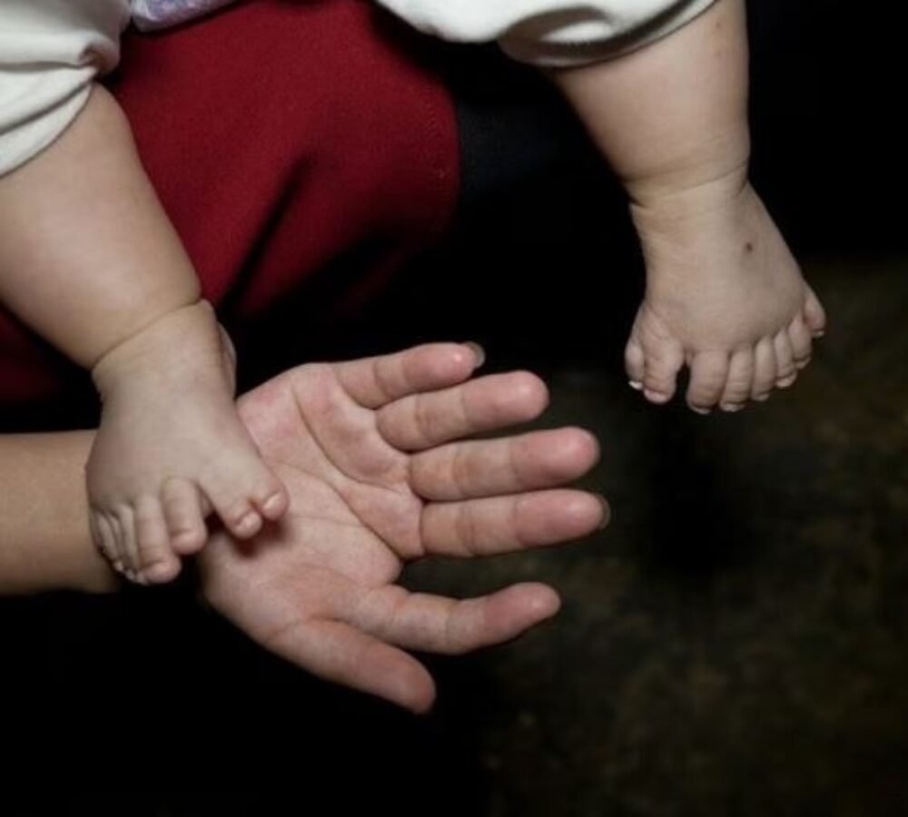 Bukannya Sabar Layaknya Babysitter, Cewek Batam Ini Malah Main Cekik Pas Balita Gak Mau Makan