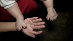 Bukannya Sabar Layaknya Babysitter, Cewek Batam Ini Malah Main Cekik Pas Balita Gak Mau Makan