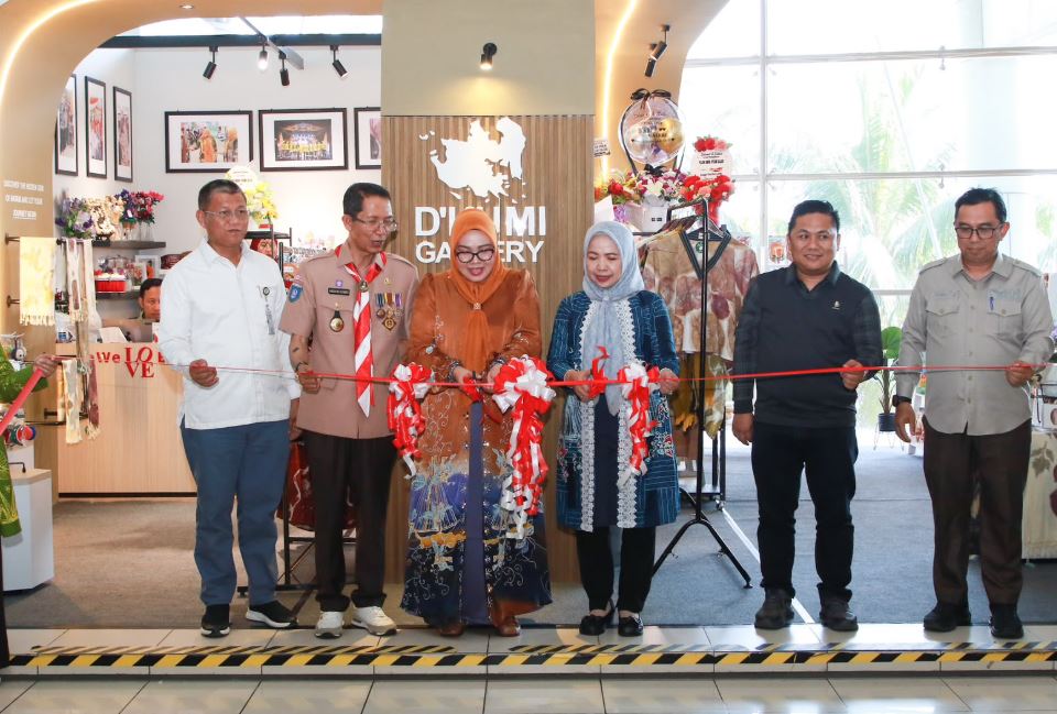 Wali Kota Batam, Amsakar Achmad, bersama Ketua Dekranasda Kota Batam, Erlita Amsakar, dan sejumlah pejabat meresmikan Pojok UMKM D’KUMI Galeri di Terminal Feri Internasional Sekupang, Selasa (18/8/2026).