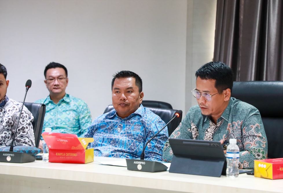 Kepala Disnaker Batam, Yudi Suprapto, memimpin pertemuan bersama APINDO dan perwakilan 15 perusahaan besar di Kota Batam, Kamis (20/8/2026).