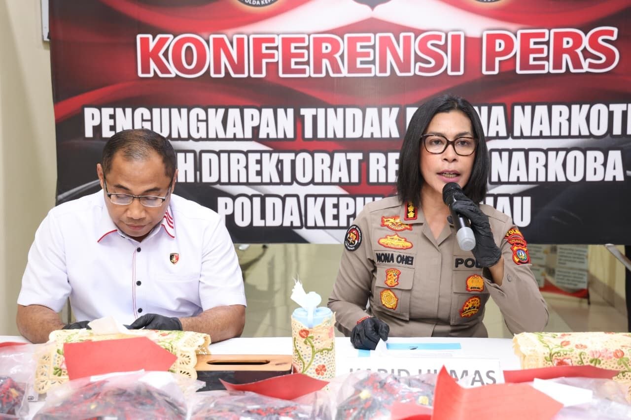 Ditresnarkoba Polda Kepri menunjukkan barang bukti sabu, ganja, dan ekstasi hasil pengungkapan 6 kasus narkotika di Batam dan Karimun.