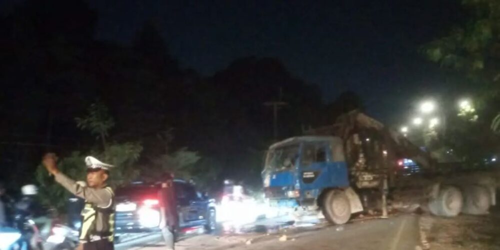 Diduga Rem Blong, Truk Crane Hantam Jalanan Kabil-Punggur Dini Hari, Supir Selamat