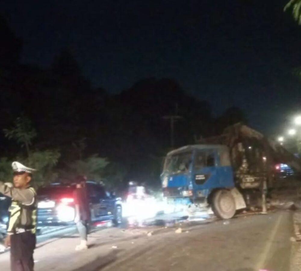 Diduga Rem Blong, Truk Crane Hantam Jalanan Kabil-Punggur Dini Hari, Supir Selamat