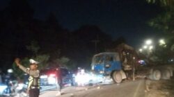 Diduga Rem Blong, Truk Crane Hantam Jalanan Kabil-Punggur Dini Hari, Supir Selamat