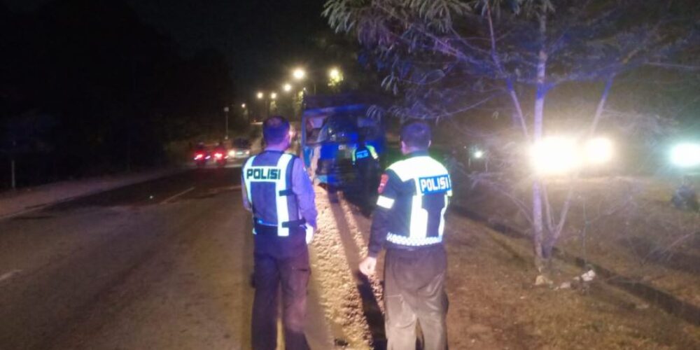 – Sebuah lori truk crane bernomor polisi BP 8579 ZG mengalami kecelakaan tunggal di Jalan Hasanudin, Kelurahan Batu Besar, Kecamatan Nongsa, tepatnya di jalur setelah Bundaran Kabil menuju Punggur pada Rabu (19/8/2026) malam.