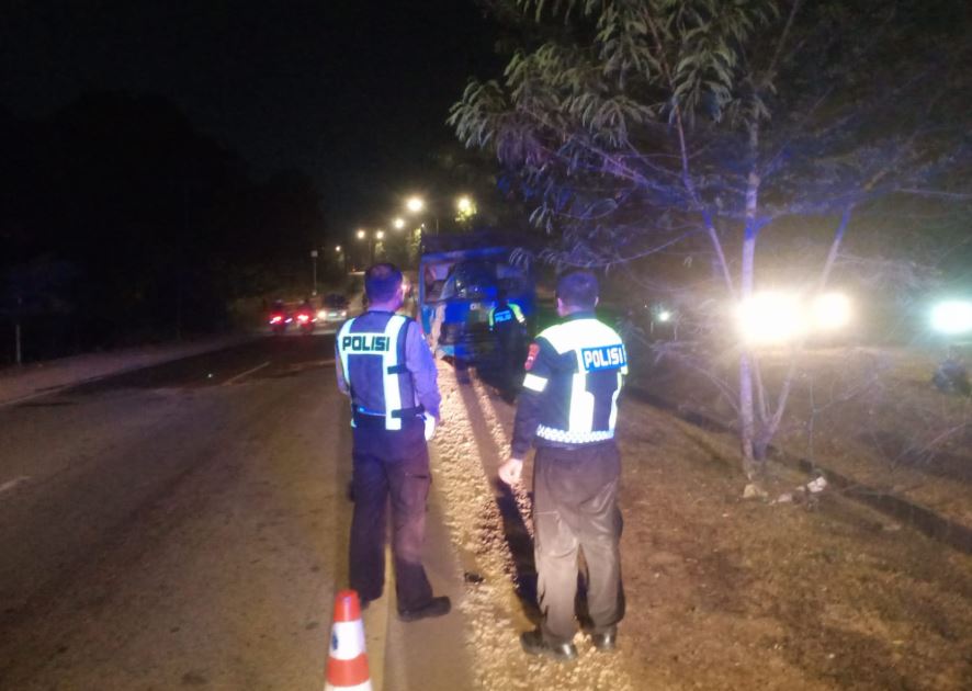 – Sebuah lori truk crane bernomor polisi BP 8579 ZG mengalami kecelakaan tunggal di Jalan Hasanudin, Kelurahan Batu Besar, Kecamatan Nongsa, tepatnya di jalur setelah Bundaran Kabil menuju Punggur pada Rabu (19/8/2026) malam.