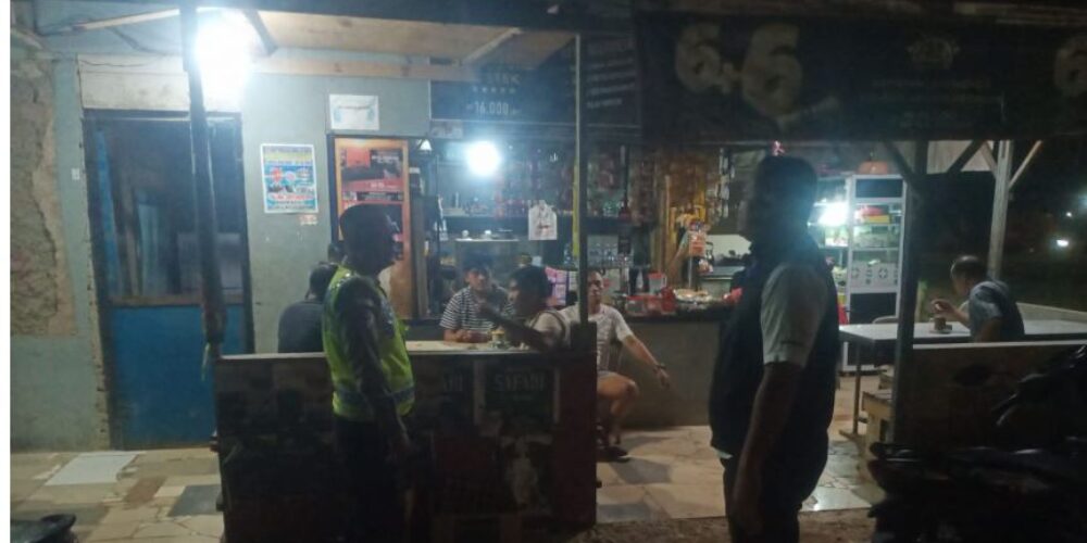 Personel Polsek Nongsa mendatangi lokasi keributan dan penganiayaan di Simpang Perumahan Purna Yuda Kabil Batam.