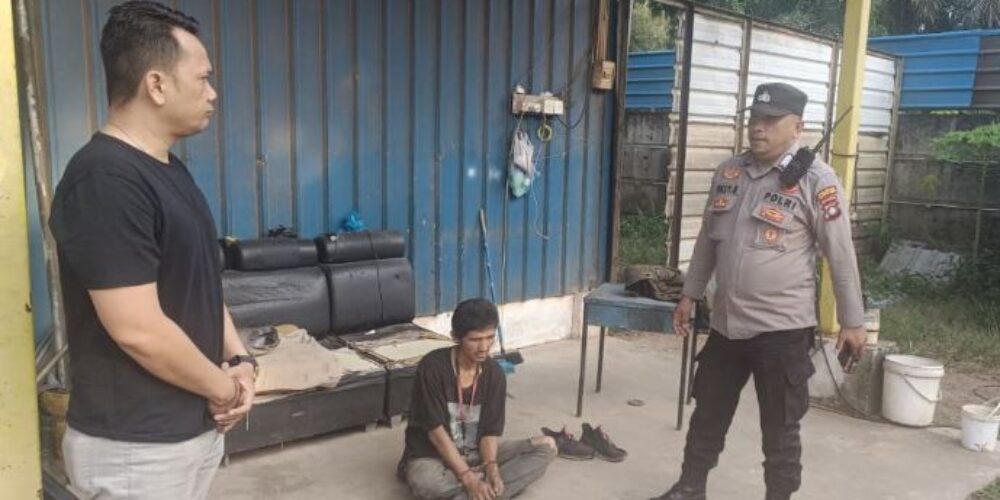 Petugas keamanan PT Asia Metal Batu Merah mengamankan terduga pelaku percobaan pencurian sebelum diserahkan ke polisi.