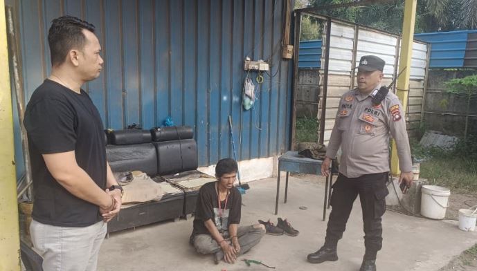 Petugas keamanan PT Asia Metal Batu Merah mengamankan terduga pelaku percobaan pencurian sebelum diserahkan ke polisi.