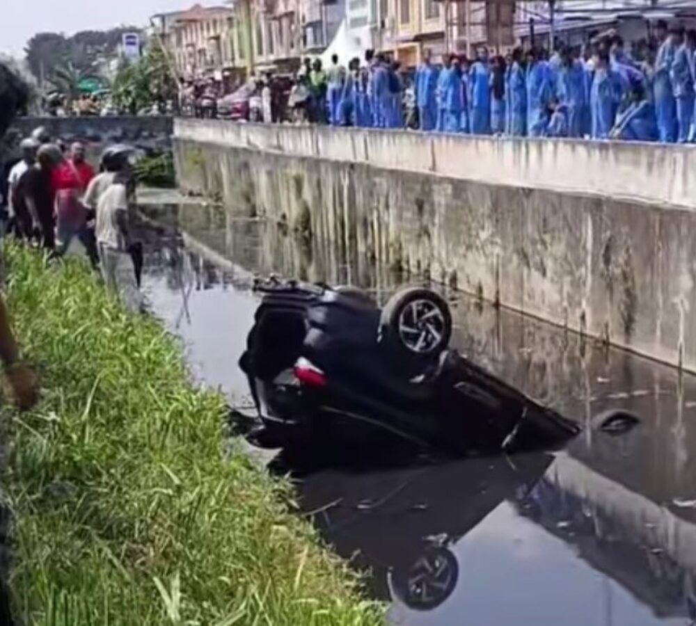 Ibu-ibu Salah Injak Gas di Batu Aji Batam: Mobil Terios Terbalik ke Parit, Jadi Tontonan Warga