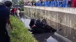 Ibu-ibu Salah Injak Gas di Batu Aji Batam: Mobil Terios Terbalik ke Parit, Jadi Tontonan Warga