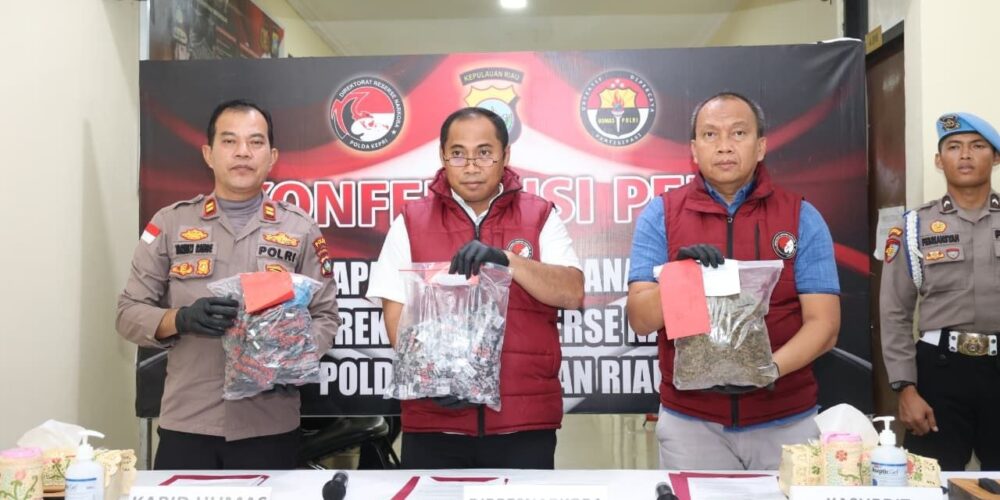 Polda Kepri merilis pengungkapan 24 kasus modus COD sabu laut dan ganja online.