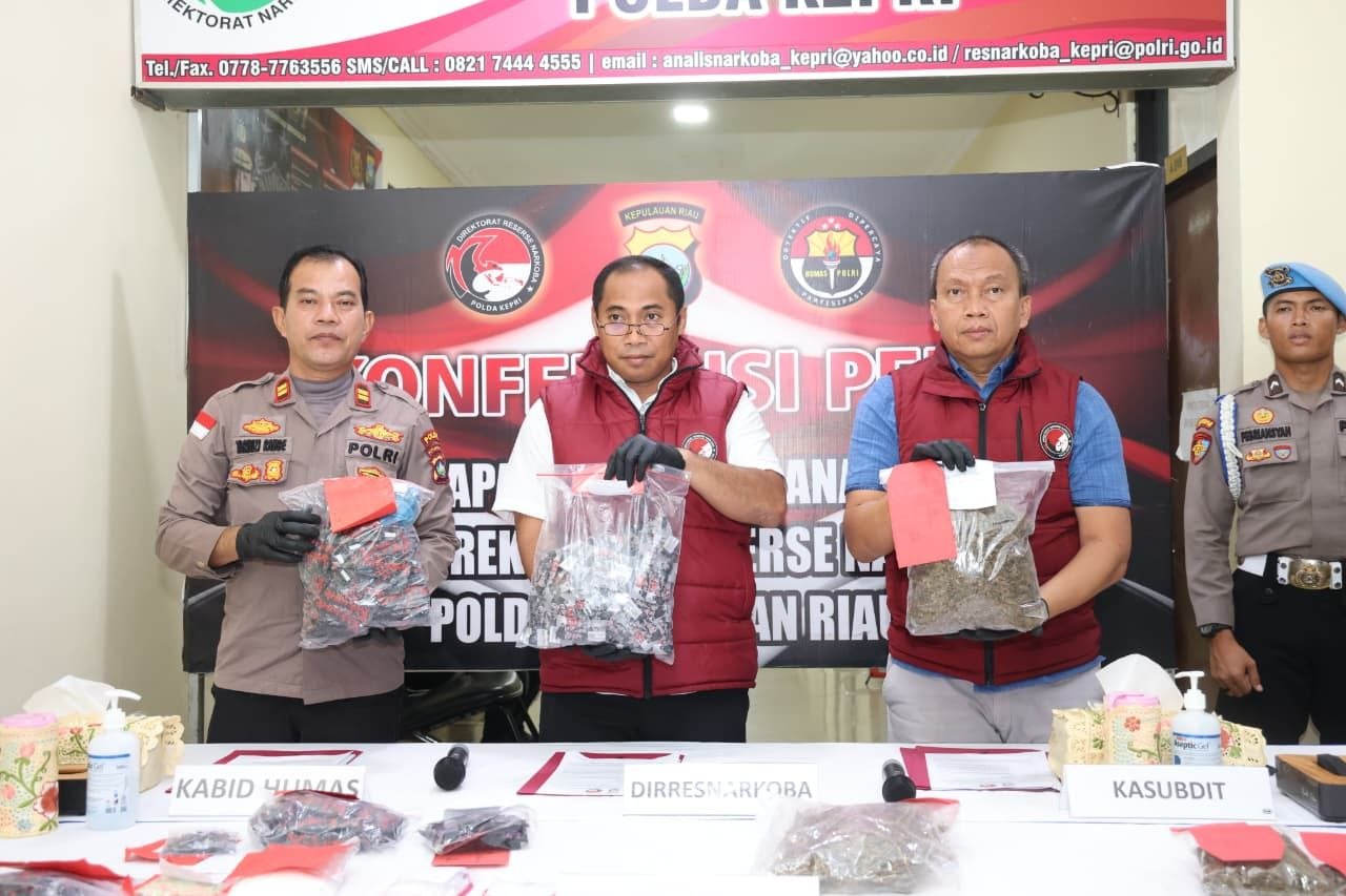 Polda Kepri merilis pengungkapan 24 kasus modus COD sabu laut dan ganja online.