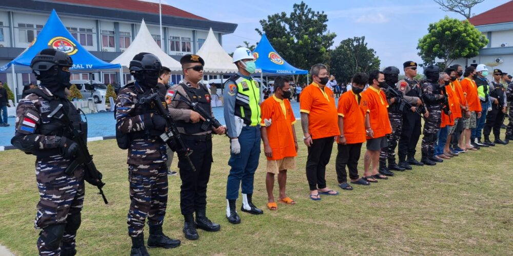 Petugas gabungan TNI AL dan BNN memusnahkan barang bukti ketamin cair 1,3 ton untuk bahan liquid vape di Batam.