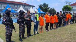 Petugas gabungan TNI AL dan BNN memusnahkan barang bukti ketamin cair 1,3 ton untuk bahan liquid vape di Batam.