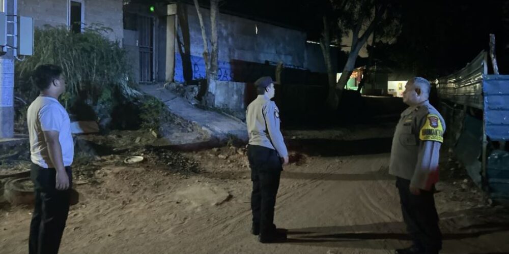 Personel Polsek Batam Kota mendatangi lokasi aduan musik bising warga di Baloi Kolam Batam.