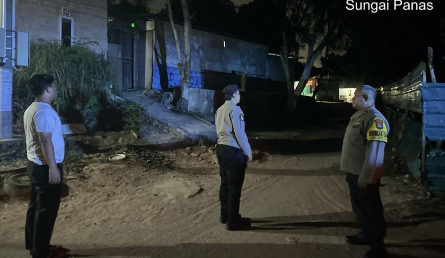 Personel Polsek Batam Kota mendatangi lokasi aduan musik bising warga di Baloi Kolam Batam.