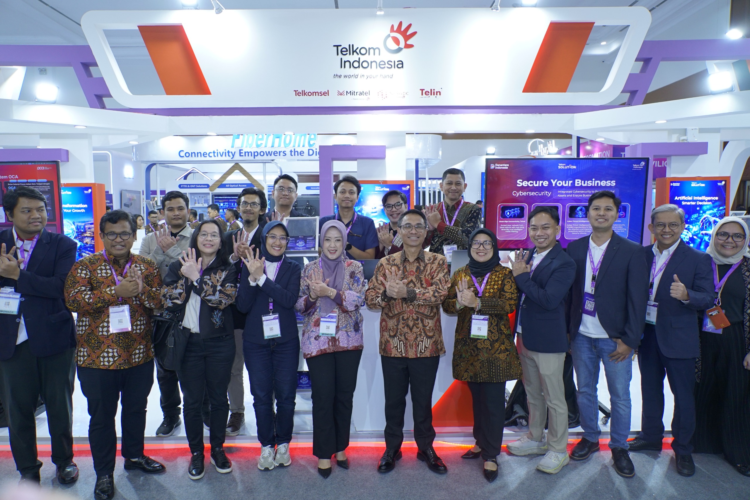 Direktur IT Digital Telkom Faizal Rochmad Djoemadi mengunjungi AI Zone Telkom di DTI-CX 2026 untuk meninjau kapabilitas AIcosystem dalam mendukung efisiensi operasional dan pengalaman pelanggan.