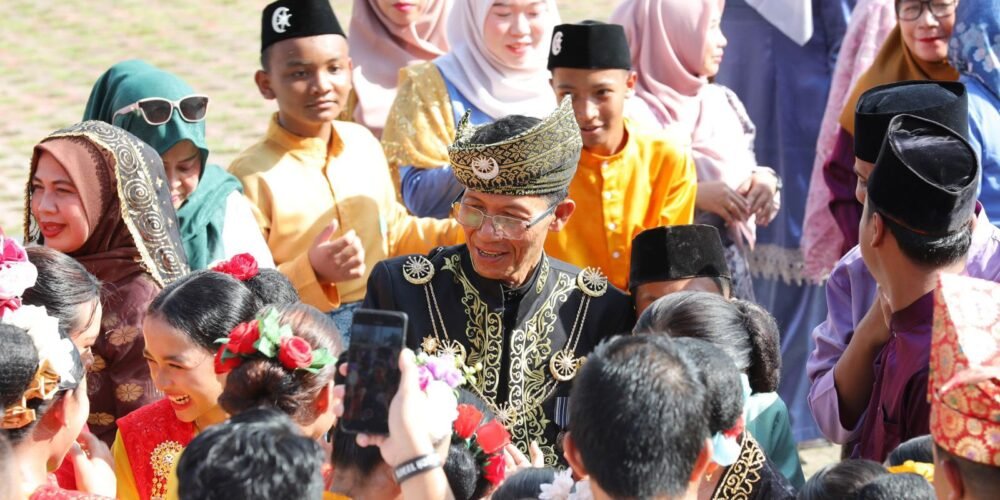 Wali Kota Batam Amsakar Achmad mengimbau penggunaan Baju Kurung Melayu dan Tanjak untuk memperingati Hari Jadi ke-24 Provinsi Kepri.