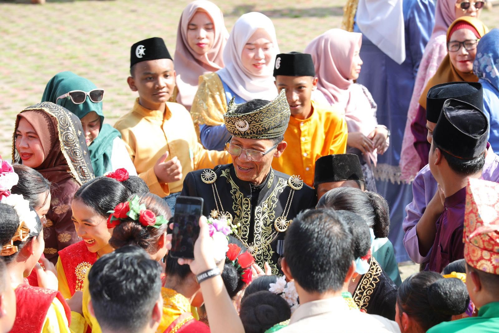 Wali Kota Batam Amsakar Achmad mengimbau penggunaan Baju Kurung Melayu dan Tanjak untuk memperingati Hari Jadi ke-24 Provinsi Kepri.