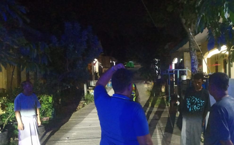 Personel Polsek Nongsa mengamankan terduga pelaku pencurian di Kabil Batam usai menerima laporan hotline 110.