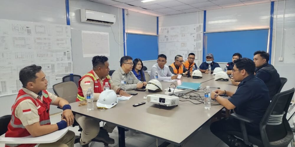 Tim Inteldakim Imigrasi Batam saat melakukan pengawasan keimigrasian di kawasan industri KEK Tanjung Sauh.