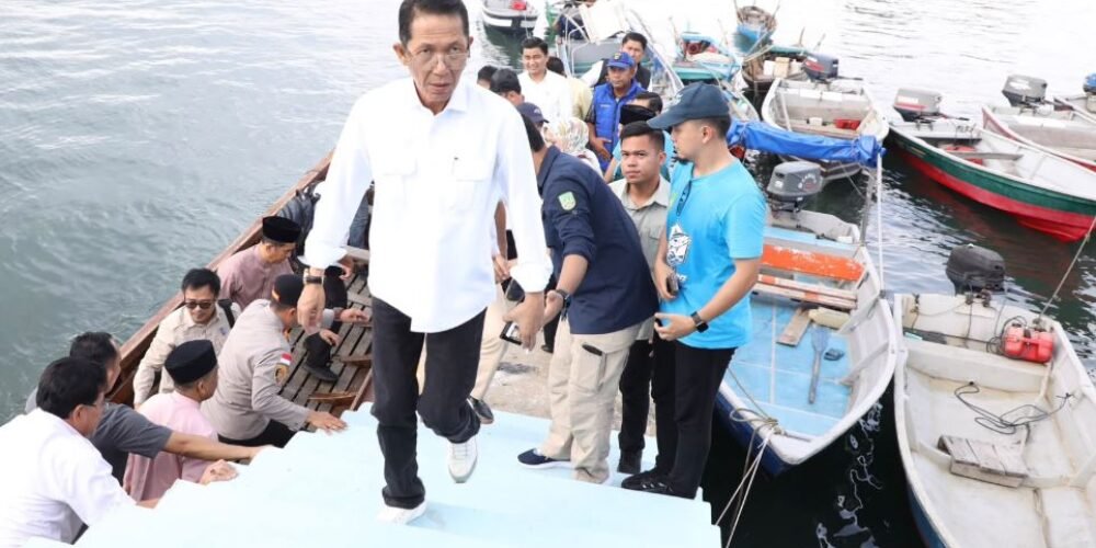 Wali Kota Batam, Amsakar Achmad meluncurkan Tim Percepatan Administrasi Kapal Nelayan Gratis (Tim Cakalang) di Kampung Nelayan Merah Putih, Kelurahan Kasu, Kecamatan Belakang Padang, Selasa (22/9/2026).