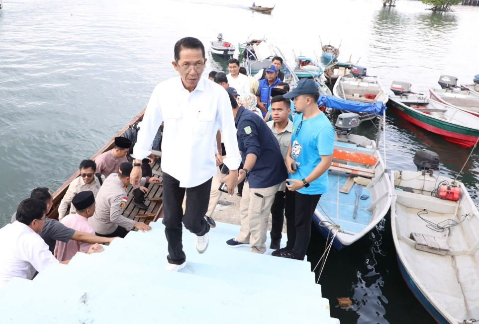 Wali Kota Batam, Amsakar Achmad meluncurkan Tim Percepatan Administrasi Kapal Nelayan Gratis (Tim Cakalang) di Kampung Nelayan Merah Putih, Kelurahan Kasu, Kecamatan Belakang Padang, Selasa (22/9/2026).