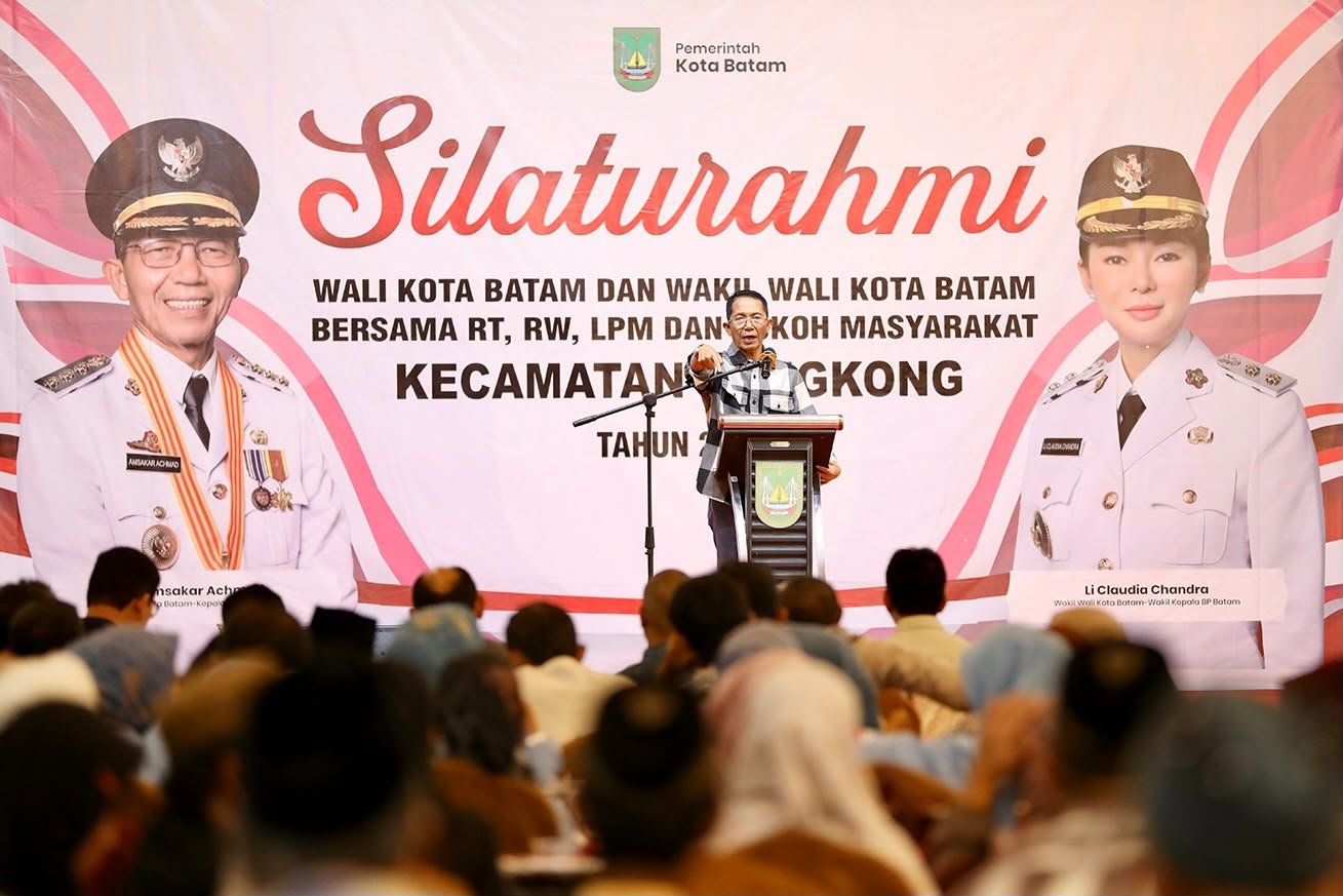 Wali Kota Batam, Amsakar Achmad, menyampaikan sambutan saat silaturahmi bersama RT, RW, LPM se-Kecamatan Bengkong di Golden Prawn, Selasa (6/10/2026).