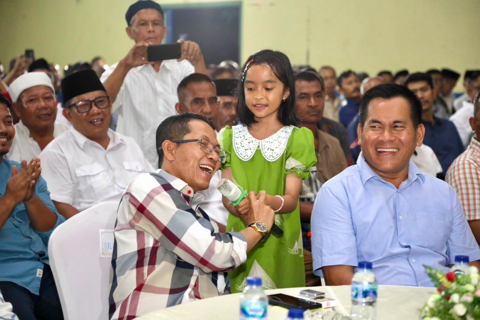 Wali Kota Batam, Amsakar AchmadSilaturahmi bersama RT/RW, LPM, dan Tokoh Masyarakat se-Kecamatan Sekupang di Aula SMP Kartini Sei Harapan, Kecamatan Sekupang, Minggu (4/10/2026) malam.