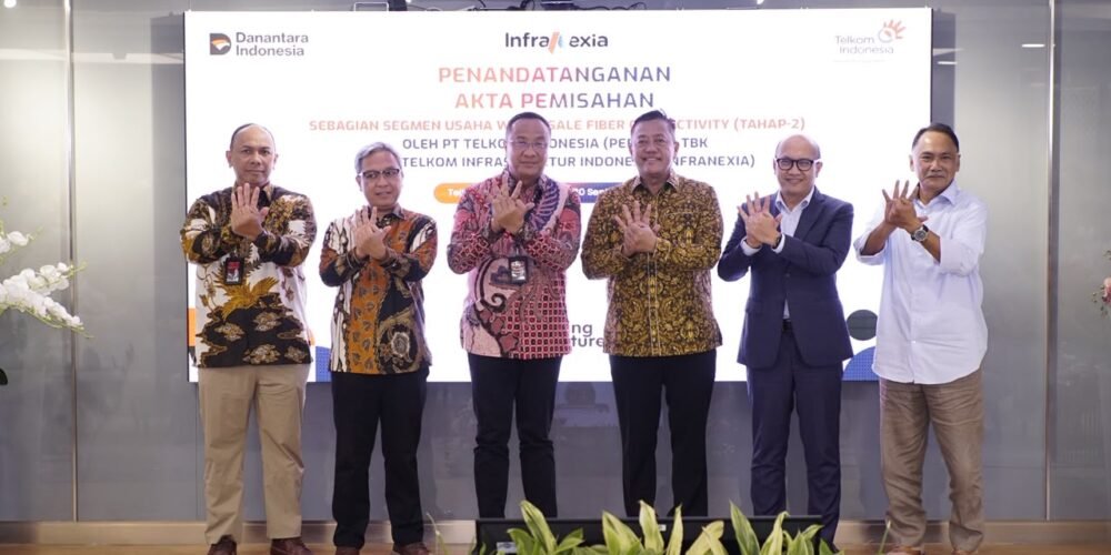 (Ki-ka) Komut InfraNexia Wayan Toni Supriyanto, Wawan C. Anwar (Badan Pengaturan BUMN), Dirut Telkom Nanang Hendarno, Dirut InfraNexia Lukman Hakim Abd. Rauf, Setyanto Hantoro (Danantara), dan Komisaris Telkom Rizal Mallarangeng usai penandatanganan deed of spin-off, Rabu (30/9).