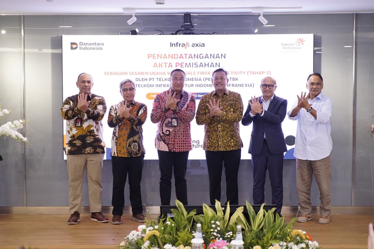 (Ki-ka) Komut InfraNexia Wayan Toni Supriyanto, Wawan C. Anwar (Badan Pengaturan BUMN), Dirut Telkom Nanang Hendarno, Dirut InfraNexia Lukman Hakim Abd. Rauf, Setyanto Hantoro (Danantara), dan Komisaris Telkom Rizal Mallarangeng usai penandatanganan deed of spin-off, Rabu (30/9).