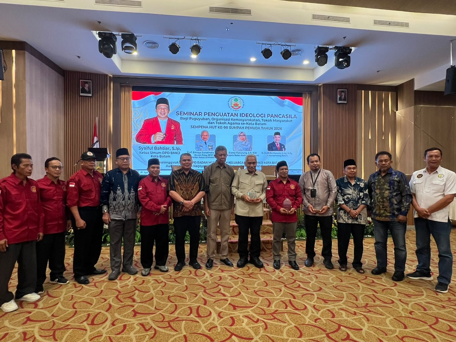Dalam rangka memperingati Hari Sumpah Pemuda ke-98 Tahun 2026, Dewan Pimpinan Daerah (DPD) Badan Musyawarah Keluarga Jambi (BMKJ) Kota Batam menggelar seminar penguatan ideologi Pancasila di Auditorium Hotel Nagoya Hill, Lubuk Baja, Kota Batam.