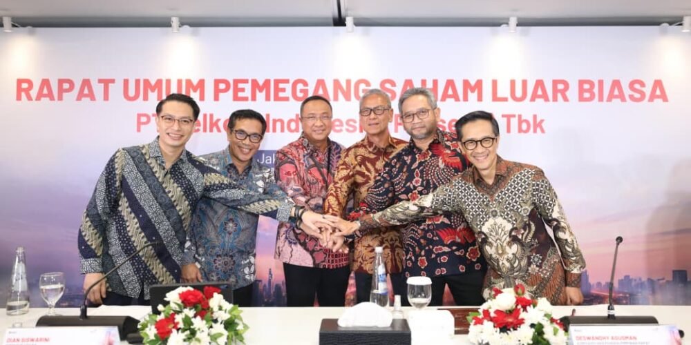 Direktur Utama Telkom Nanang Hendarno (ketiga dari kiri) bersama jajaran Direksi Telkom usai rangkaian agenda Rapat Umum Pemegang Saham Luar Biasa (RUPSLB) Telkom 2026, beberapa waktu lalu.