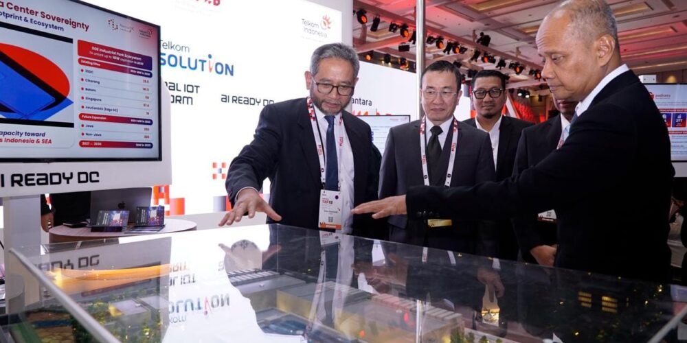 Direktur Strategic Business Development & Portfolio Telkom Seno Soemadji (paling kiri) memperkenalkan empat kapabilitas Sovereign Digital Technology yang membentuk ekosistem teknologi digital nasional terintegrasi.