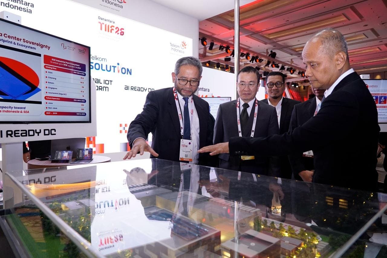 Direktur Strategic Business Development & Portfolio Telkom Seno Soemadji (paling kiri) memperkenalkan empat kapabilitas Sovereign Digital Technology yang membentuk ekosistem teknologi digital nasional terintegrasi.